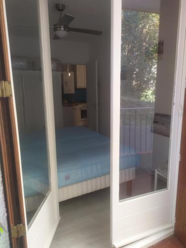 Blick auf ein Schlafzimmer durch eine Tür in der Unterkunft Douceur d'Amélie in Amélie-les-Bains-Palalda