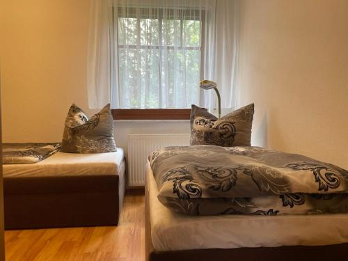 Ένα ή περισσότερα κρεβάτια σε δωμάτιο στο Ruhige Ferienwohnung Lutherstraße