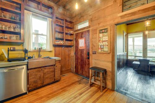 eine Küche mit Holzwänden, einem Waschbecken und einem Fenster in der Unterkunft Klamath Falls Vacation Rental Less Than 1 Mi to Downtown! in Klamath Falls