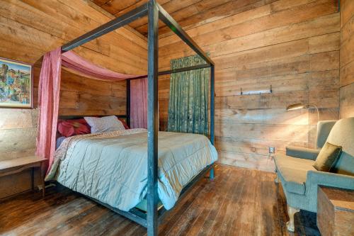 ein Schlafzimmer mit einem Bett in einem Zimmer mit Holzwänden in der Unterkunft Klamath Falls Vacation Rental Less Than 1 Mi to Downtown! in Klamath Falls