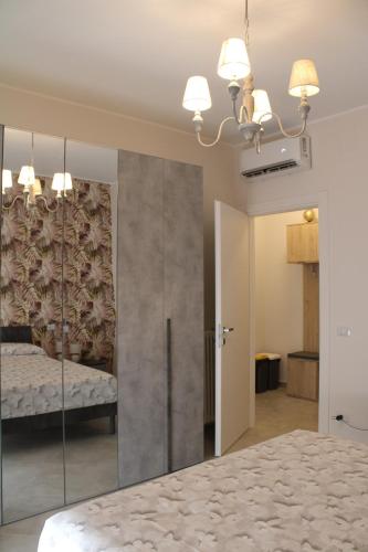 een slaapkamer met een bed en een glazen schuifdeur bij DOMIZIANA HOME in Albano Laziale