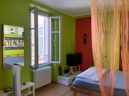 1 dormitorio con paredes de color verde y rojo y 1 cama en Principessa Como close to the lake, en Como