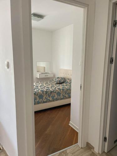 a bedroom with a bed and a desk in a room at Apartman Anna Tre Canne Budva in Budva