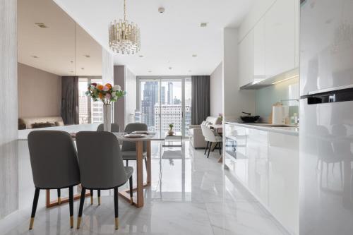 a kitchen and dining room with a table and chairs at The Echelon Sukhumvit 11 by LeFoyer in Bangkok