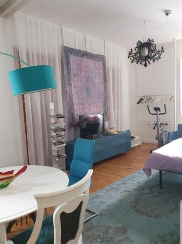 sala de estar con sofá azul y mesa en Villa Eclettica A POCHI METRI DAL MARE en Pesaro