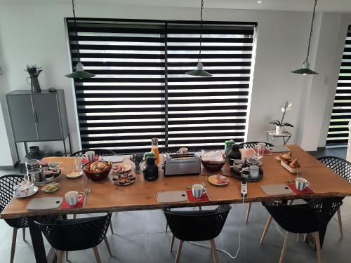 una mesa de madera con comida en una habitación en Bed&Breakfast Durbuy en Durbuy