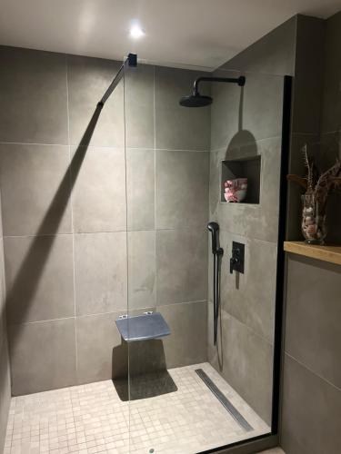 uma cabina de duche com um banco na casa de banho em Apartment Maria em Mariánské Lázně