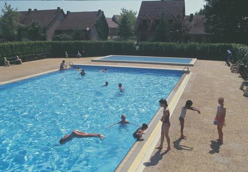 eine Gruppe von Personen in einem Schwimmbad in der Unterkunft VVF Périgord Sorges-en-Périgord in Sorges