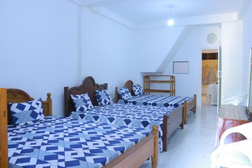 Ένα ή περισσότερα κρεβάτια σε δωμάτιο στο Rochesta Holiday Inn