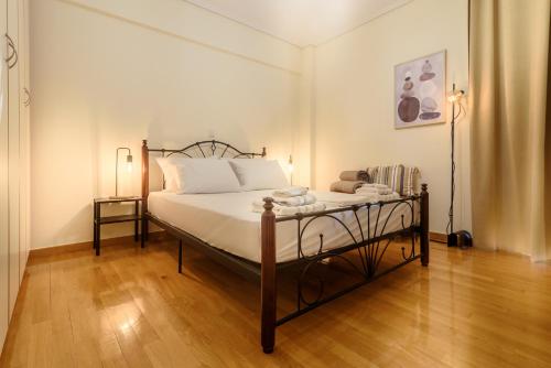 雅典的住宿－Vanesa's House，一间卧室配有一张铺有木地板的床。