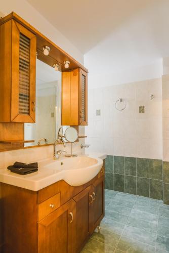 a bathroom with a sink and a mirror at Vanesa's House in Athens