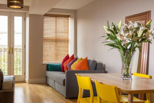 Χώρος καθιστικού στο Fitzrovia Mansion Apartments in Belfast's Cathedral Quarter