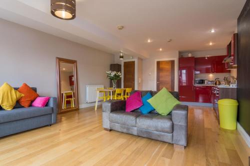 Χώρος καθιστικού στο Fitzrovia Mansion Apartments in Belfast's Cathedral Quarter