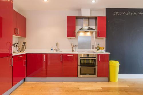 Η κουζίνα ή μικρή κουζίνα στο Fitzrovia Mansion Apartments in Belfast's Cathedral Quarter