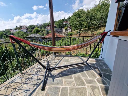 - un hamac sur le balcon d'une maison dans l'établissement Guest House Pafili, à Zagora