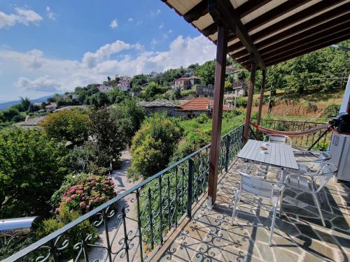 - un balcon d'une maison avec une table et des chaises dans l'établissement Guest House Pafili, à Zagora