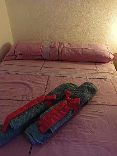 Una cama con dos toallas encima. en Habitacion de matrimonio en Castilleja de la Cuesta, en Castilleja de la Cuesta