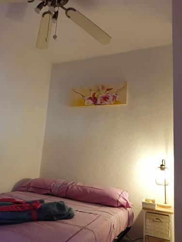 - une chambre avec un lit et une peinture murale dans l'établissement Habitacion de matrimonio en Castilleja de la Cuesta, à Castilleja de la Cuesta