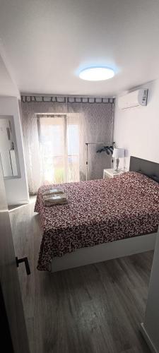 Un dormitorio con una cama grande y una ventana en Apartamento nuevo muy centrico, en Denia