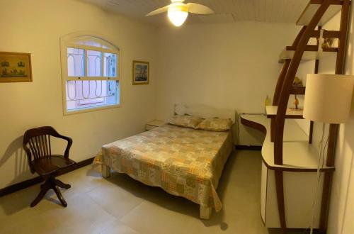 1 dormitorio con 1 cama y 1 litera en Casa Perequê 100 metros da praia, en Ilhabela