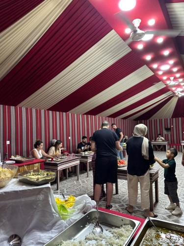 Restauracja lub miejsce do jedzenia w obiekcie Syndebad desert camp