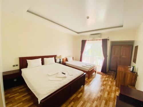 Giường trong phòng chung tại Phuong Binh House