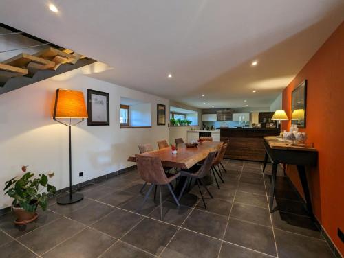 une salle à manger et une cuisine avec une table et des chaises dans l'établissement Le clos des pierres rouges, à Saint-Privat-dʼAllier