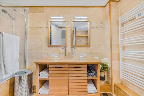 a bathroom with a sink and a shower at Villa Madiana - "Le Diamant" climatisée, piscine privée chaufffée, Fitness,proche Cannes, Grasse in Montauroux