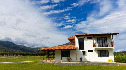 uma pequena casa branca com um telhado vermelho em Beautiful Private Villa, Views in Every Direction em Bolívar