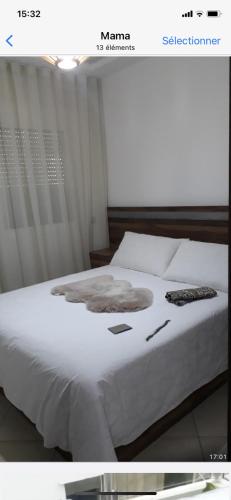 een foto van een bed in een kamer bij Mbari in Martil