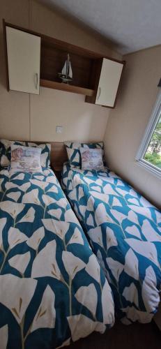 1 dormitorio con 2 camas y ventana en A5 Avocet Rise, en Goodrington
