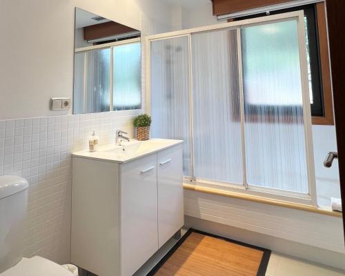 Ένα μπάνιο στο Casa en Sanxenxo con pisicina privada