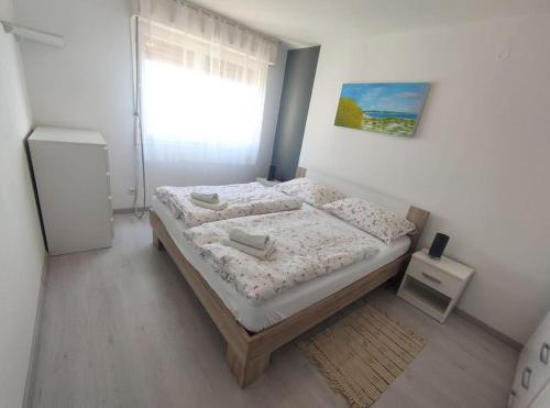sypialnia z łóżkiem w pokoju z oknem w obiekcie Stan sa otvorenim pogledom na Kvarner w mieście Rijeka