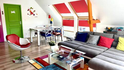 ein Wohnzimmer mit einem Sofa und einem Tisch in der Unterkunft La Seine en couleurs - juste rénové in Duclair