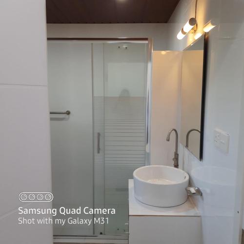 Un baño de Transit Studio Katunayake