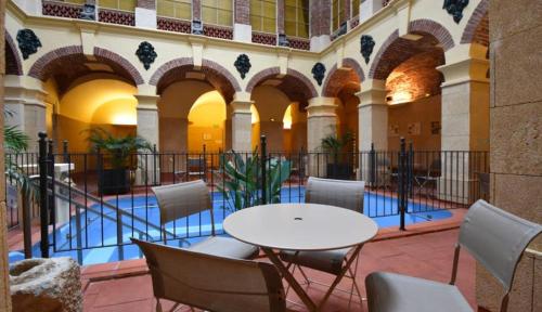 une pièce avec une table et des chaises dans un bâtiment dans l'établissement Douceur d'Amélie, à Amélie-les-Bains-Palalda