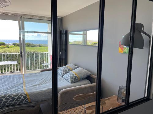 a bedroom with a view of a bed and a balcony at Appartement Belles Vacances in Quiberon