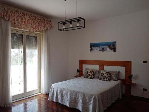 1 dormitorio con cama y ventana grande en Le Terrazze di Mineo, en Cinisi
