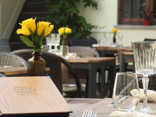 een vaas met gele bloemen bovenop een tafel bij Boutique-Hotel Antica Posta in Ascona
