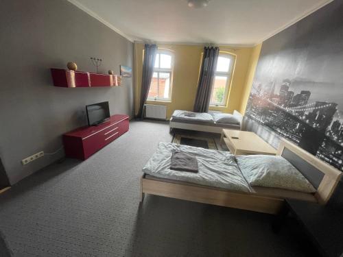 um quarto com duas camas e uma tv nele em Tränental em Stassfurt