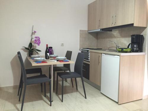 Kuchyň nebo kuchyňský kout v ubytování Apollon Hotel