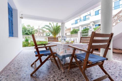 eine Terrasse mit 2 Stühlen und einem Tisch in der Unterkunft La Skala Eressos Holiday Apartments in Skala Eresou