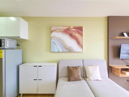 uma sala de estar com um sofá e um micro-ondas em Suite 1 Bedroom with Seaview-Horizons 101 em Cebu