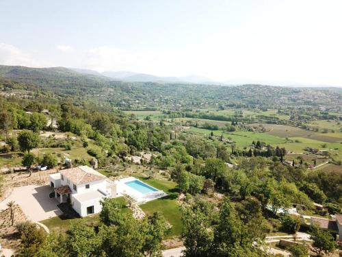 an aerial view of a house with a swimming pool at Magnifique Villa en Provence in Fayence