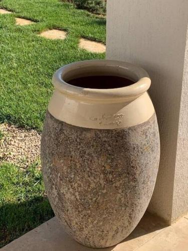 a large stone vase sitting next to a wall at Magnifique Villa en Provence in Fayence