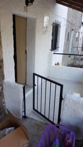a room with a door and a box on the stairs at Casa da Catraia - Remodelação recente nos quartos in Póvoa de Midões