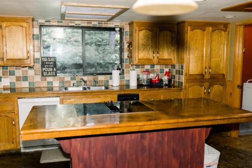 cocina con armarios de madera y encimera en Redican's Retreat - Great lake view home located near the falls, en Bass Lake