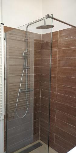 d'une douche avec une porte en verre et un lavabo. dans l'établissement Villa CIGALONS en pleine pinède avec PISCINE chauffée de mai à septembre, à Auriol