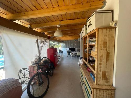 um quarto com uma bicicleta estacionada numa casa em El Huerto em Valência