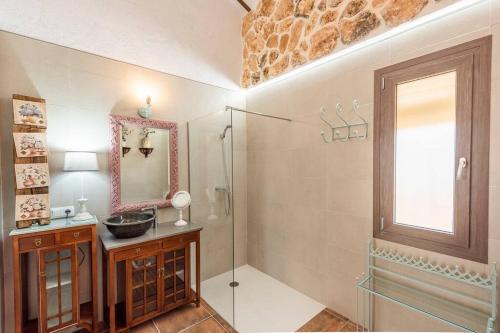 een badkamer met een douche, een wastafel en een spiegel bij Casa Rural Olavide 